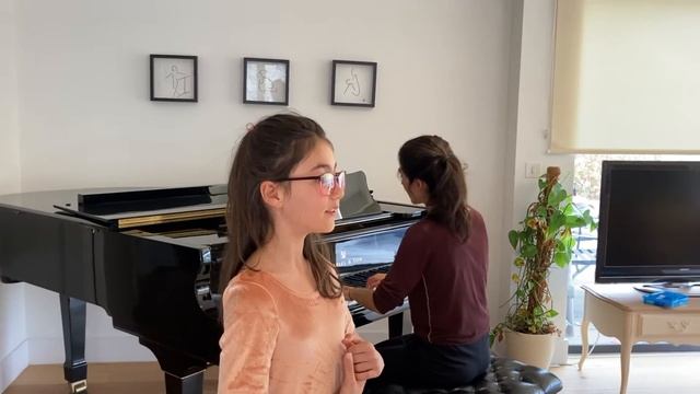 'A Little Birdy', Ukrainian folk song смотреть онлайн