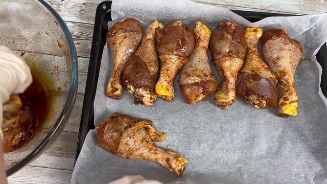 Baked thighs in the oven Запечені курячі ножки супер маринад смотреть онлайн