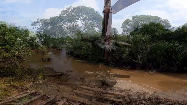 beko besar alat berat amphibious excavator hitachi ZX 210 F 5G semi long arm cuci sungai tepi hutan смотреть онлайн