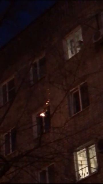 Дети играют с петардами и кидают горящую бумагу в Волгодонске смотреть онлайн