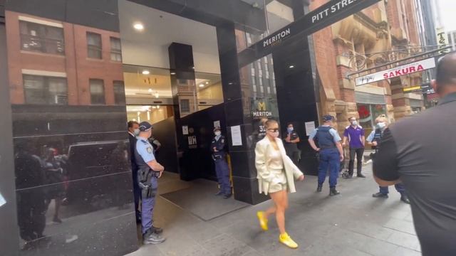 Rita Ora leaves her hotel quarantine surrounded by police смотреть онлайн