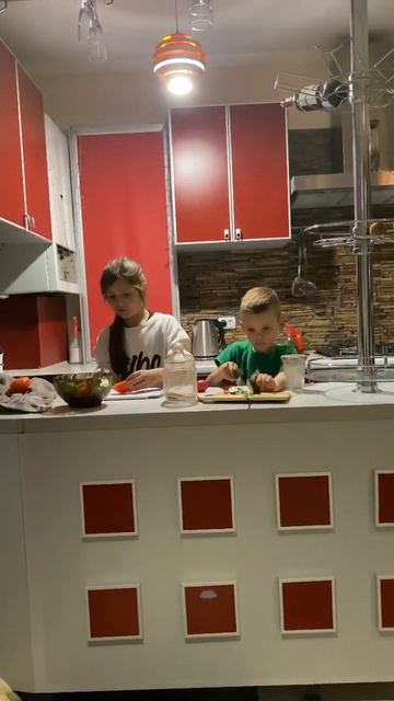 Дети погодки готовят салат смотреть онлайн