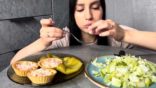 МУКБАНГ БОРЩ, ЛЁГКИЙ САЛАТ, Я ЖУТКИЙ ТРУС😂🤦🏽♀️🐝 смотреть онлайн