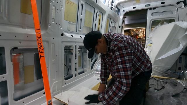 VW Crafter - Insulating walls - Up to 4K смотреть онлайн