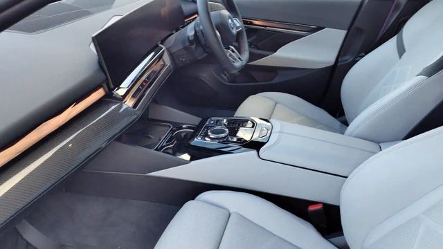 2024 BMW i5 M60 Deep Frozen Grey Follow Up. смотреть онлайн