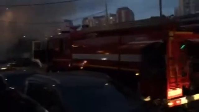 Горит машина на ул. Адмирала Лазарева смотреть онлайн