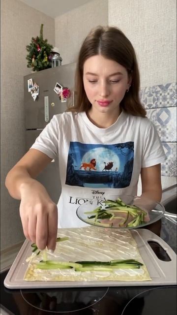 Рулетики з лаваша червоної риби та огірка 🥒 #еданаскоруюруку #лавашсначинкой #краснаярыба смотреть онлайн