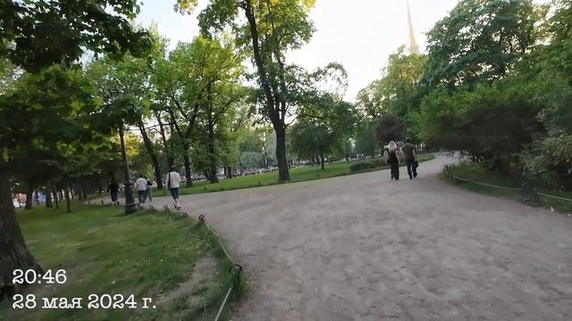 2024.05.28. Погода Петербург. 20:07. +22°....+24°. Сумел навернуться. Сад на Исаакиевской площади. смотреть онлайн