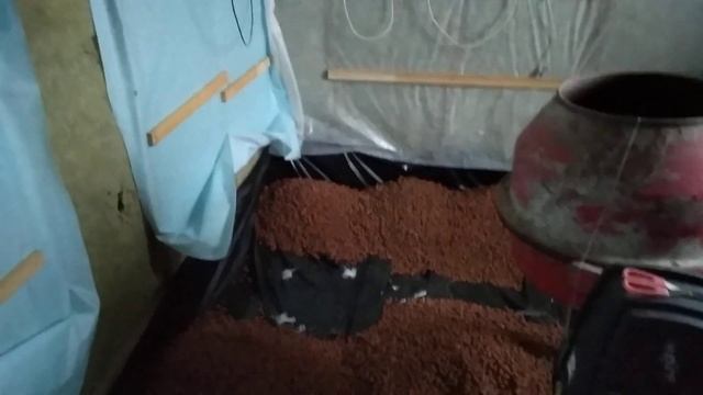 ЗАСЫПАЕМ ПОЛ В ПОМЫВОЧНОЙ КЕРАМЗИТОМ смотреть онлайн