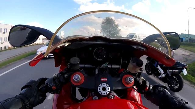 It's just funny ... ride it ! Aprilia RSV 1000 & Kawasaki ZX-10 wheelie смотреть онлайн