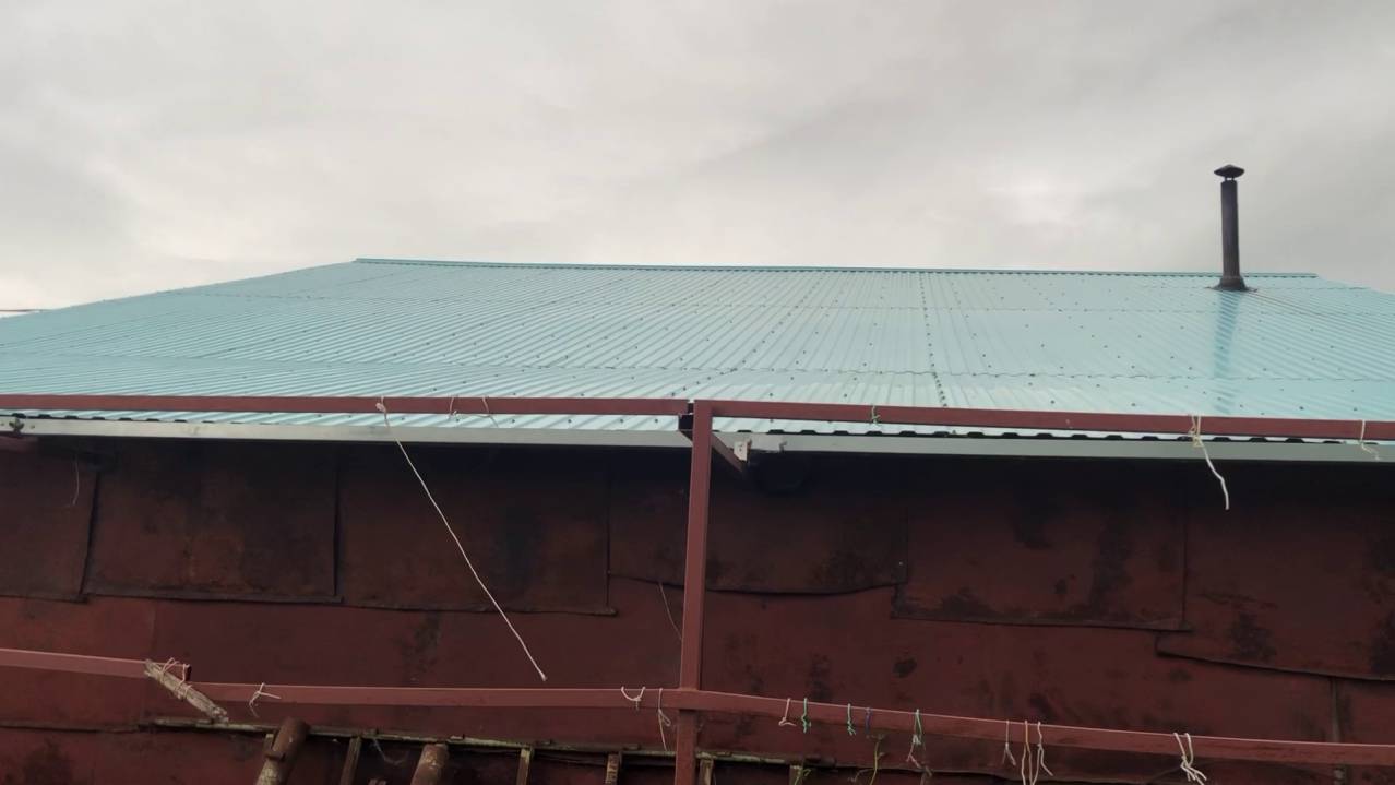 Самодельная конструкция для сбора дождевой воды.