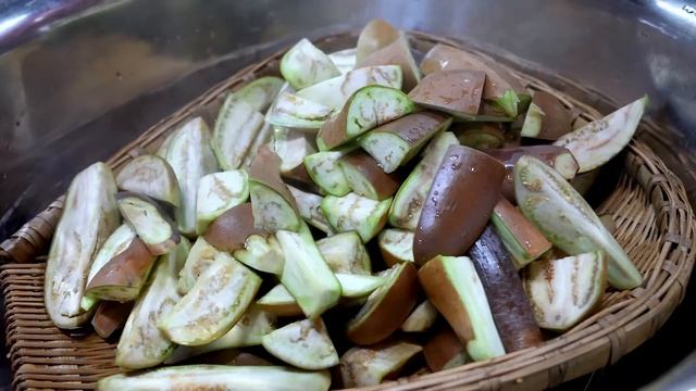 【农村四哥】四哥摘30斤茄子，晒3天做成茄子干，用来烧排骨 смотреть онлайн
