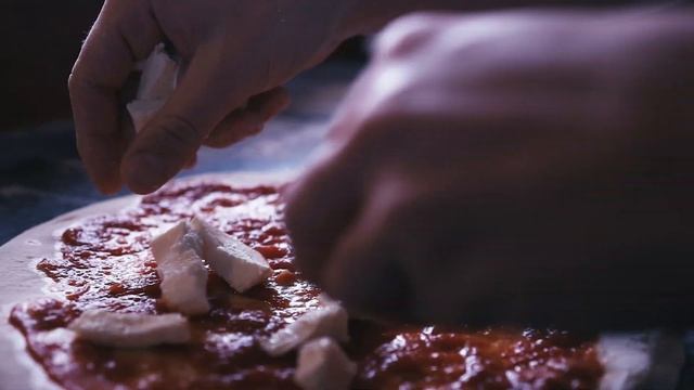 Promo for a pizzeria using Canon EOS R + Nanlite Forza 300 смотреть онлайн