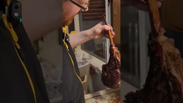 Slicing up a juicy 3 pound tomahawk ribeye steak I cooked on my Weber Kettle grill! #grill #cooking смотреть онлайн