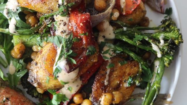 SIMPLE DELICIOUS MEALS // PLANTAIN TRAYBAKE + RED LENTIL SOUP смотреть онлайн