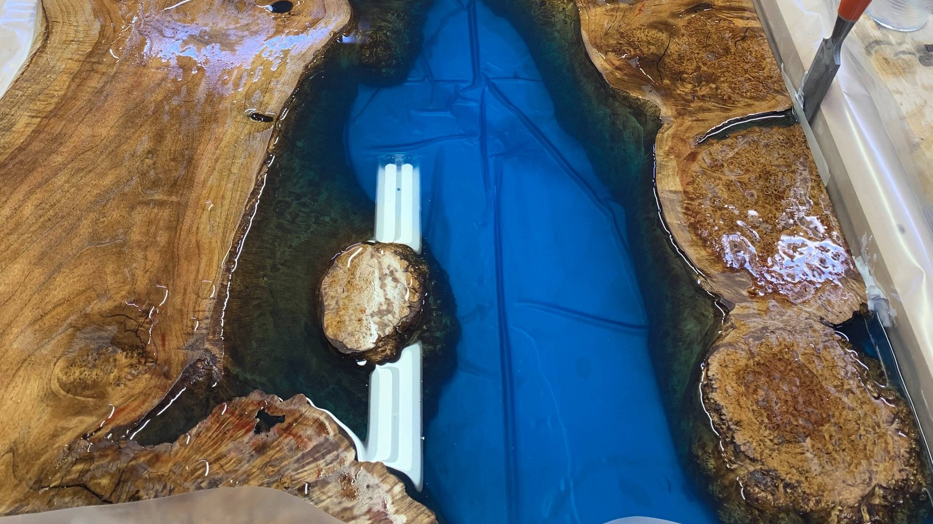 Стол река из эпоксидной смолы и натурального дерева смотреть онлайн