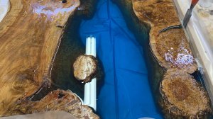 Стол река из эпоксидной смолы и натурального дерева