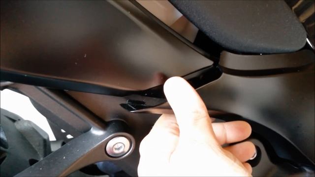2013 Kawasaki ZX6R 636. How to remove the seat. смотреть онлайн