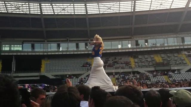 RITA ORA - How We Do (Live Torino Coldplay concert).MOV смотреть онлайн