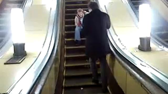 Разбил плафон в метро!! смотреть онлайн