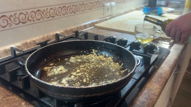 Паста с чесночным сырным соусом и креветками смотреть онлайн