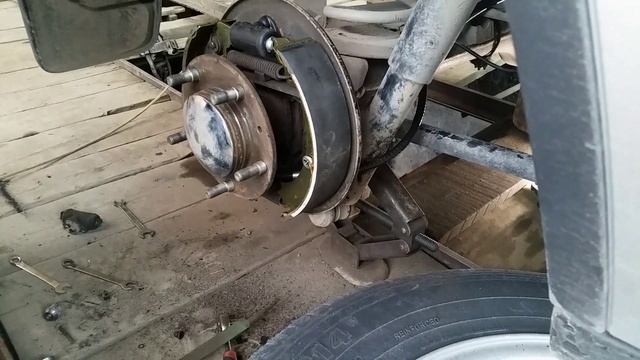 шеви нава ,классика меняю торм цилиндр колодки и трос ручника. Часть 2 смотреть онлайн