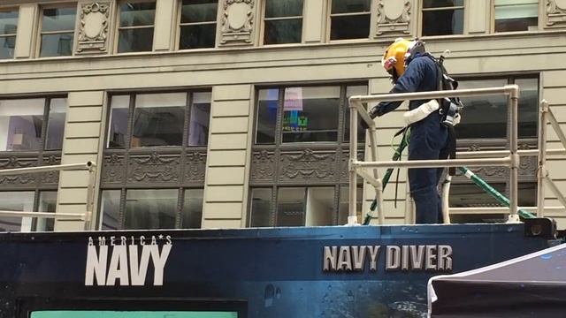 Navy Divers demonstration in Times Square, New York City during Fleet Week 2017 смотреть онлайн