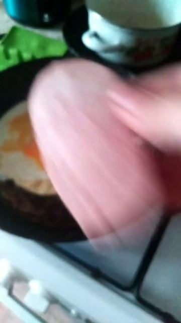 яичница с колбасой и сыром, очень вкусно #shorts смотреть онлайн