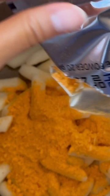 LETS MAKE KOREAN YOPOKKI! (Cheese rice cakes from H-Mart) смотреть онлайн