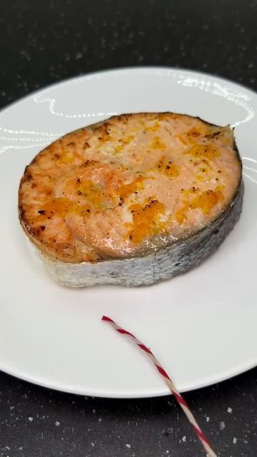 Стейк из лосося со сливочным соусом. Подробный рецепт в описании. смотреть онлайн