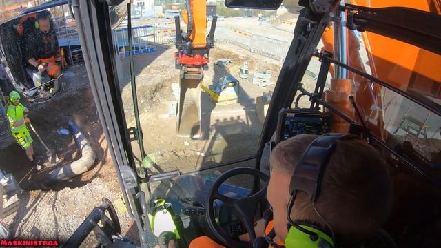 Hitachi ZX150-7 with Rototilt moving steel plates and dig further on the district heating 💪😃 смотреть онлайн