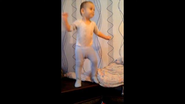 Танцы Русика Бусика (Малой под рэпчик качает) смотреть онлайн