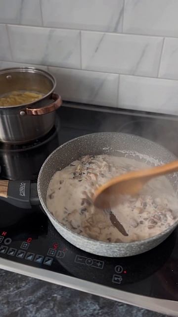 Пенне с грибами и курицей в сливочном соусе🤤❤️ смотреть онлайн