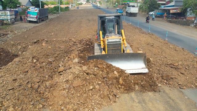 China Help Development Long Road In Cambodia Bulldozer SHANTUI & Dongfeng 24Ton Dumptruck Move Ston смотреть онлайн