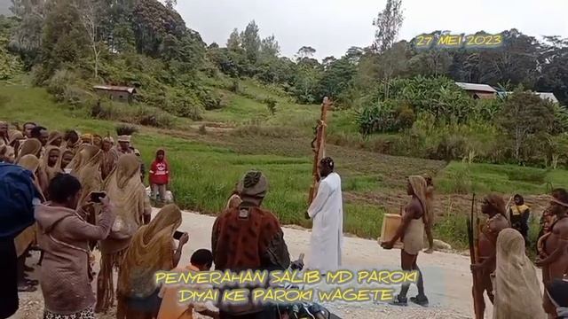 PENYERAHAN SALIB IYD PAROKI DIYAI KE PAROKI WAGETE смотреть онлайн