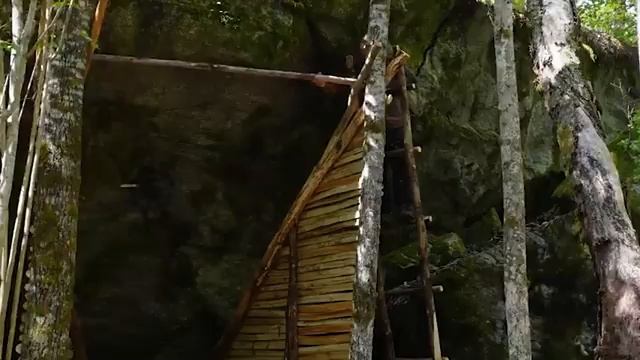 Строительство деревянного дома под большим камнем смотреть онлайн