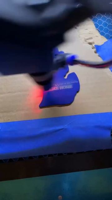 Laser etching some Cnc plasma cut & powdercoated keychains! #michigan #laser #powdercoat #keychains смотреть онлайн