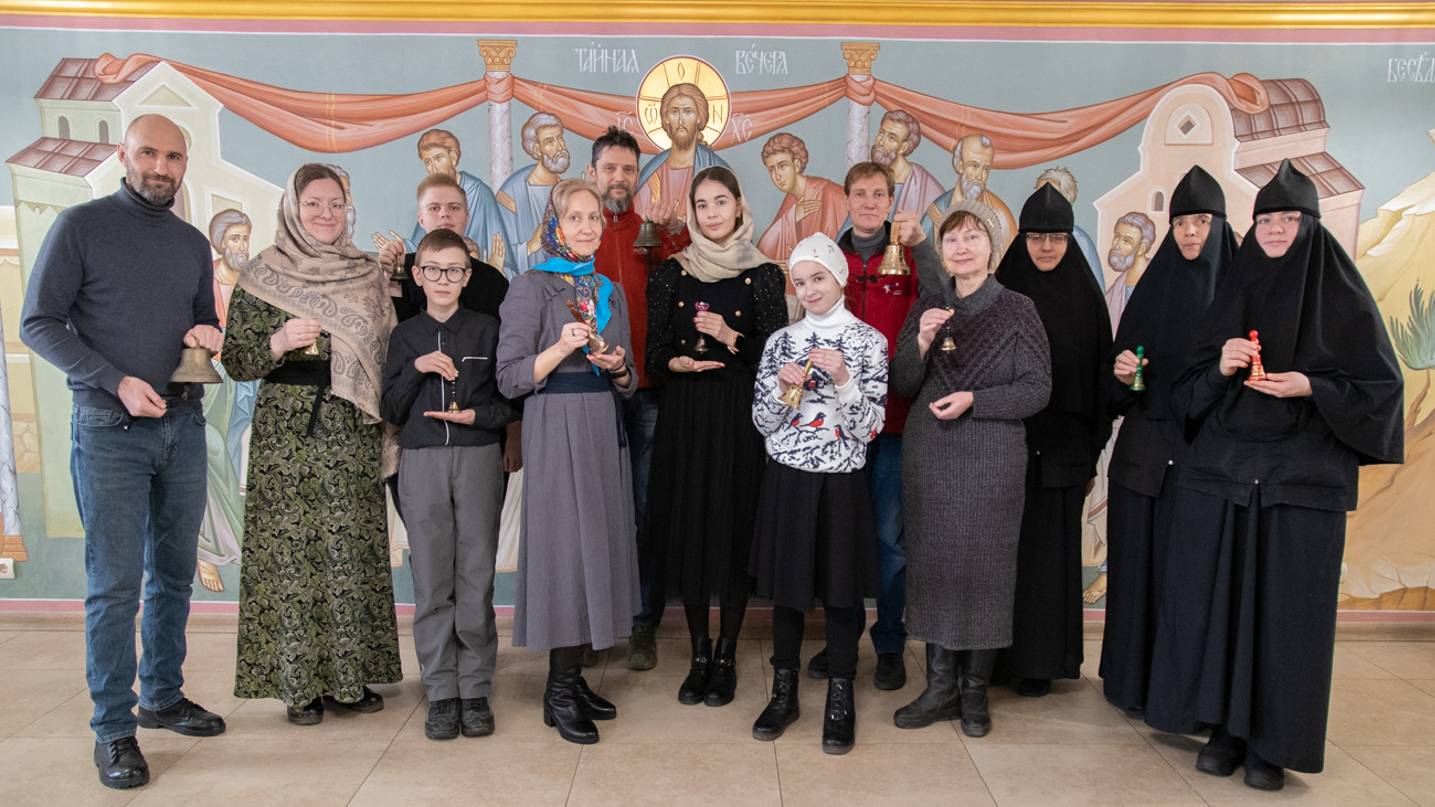 Ученики Школы звонарей в монастыре