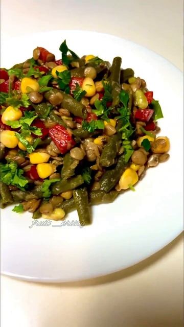 САЛАТ С ЧЕЧЕВИЦЕЙ, СТРУЧКОВОЙ ФАСОЛЬЮ.