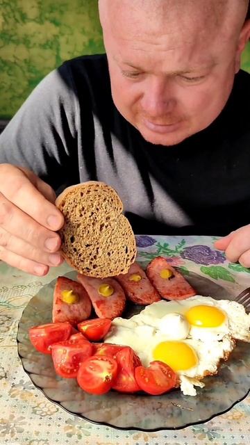 Яичница с ветчиной на завтрак у Женечки смотреть онлайн