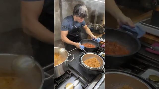 Orzo como una fideuá con albóndigas de pilota a la griega, tzatziki y ensalada griega #jordicruz смотреть онлайн