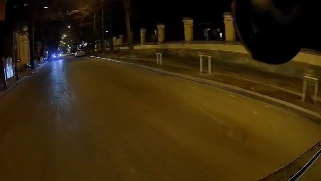Un BMW X6 primește o lecție în trafic de la un șofer de troleibuz смотреть онлайн