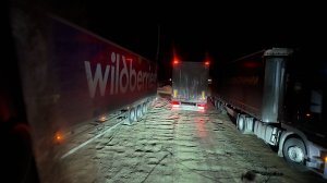 Зимний дальнобой ! Огромное количество фур буксуют на подъём!