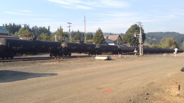BNSF Oil Train Heads West Through Stevenson, WA смотреть онлайн