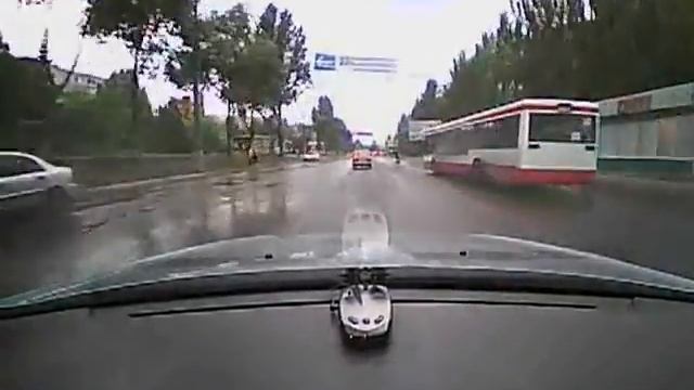 Почти полицейский разворот, через двойную сплошную. смотреть онлайн