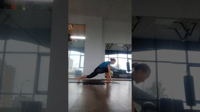 Йога. 13  вариант Сурьи Намаскар с уттхитой хастой падангуштхасаной 1,2.