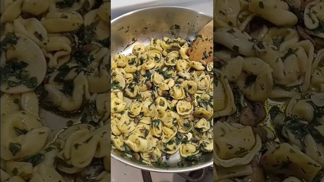 Garlic Olive Oil Cheese Tortellini!!! #cheese #easy #garlicpasta #spinach #mushroom #pastarecipe смотреть онлайн