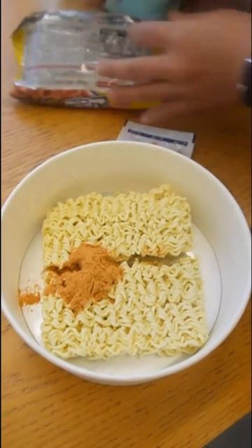 I ate Jin Ramen at the 24 hour Korean convenience store.@kfoodlounge #shorts #koreanfood #jinramen смотреть онлайн