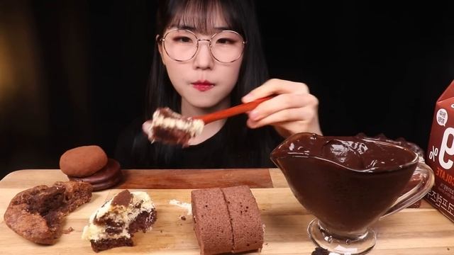 ASMR 연세초코우유롤케이크 쇼콜라생크림케이크 초코찰떡 초코와플 하누타리겔 티라미수 초코파이 초코푸딩 먹방 CHOCOLATE DESSERT CAKE PUDDING MUKBANG смотреть онлайн