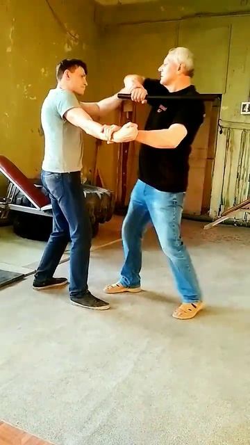 Отбор палки со сбросом руки и контролем головы.Выход на удушающий захват.Техники Комбат кали.Самара смотреть онлайн